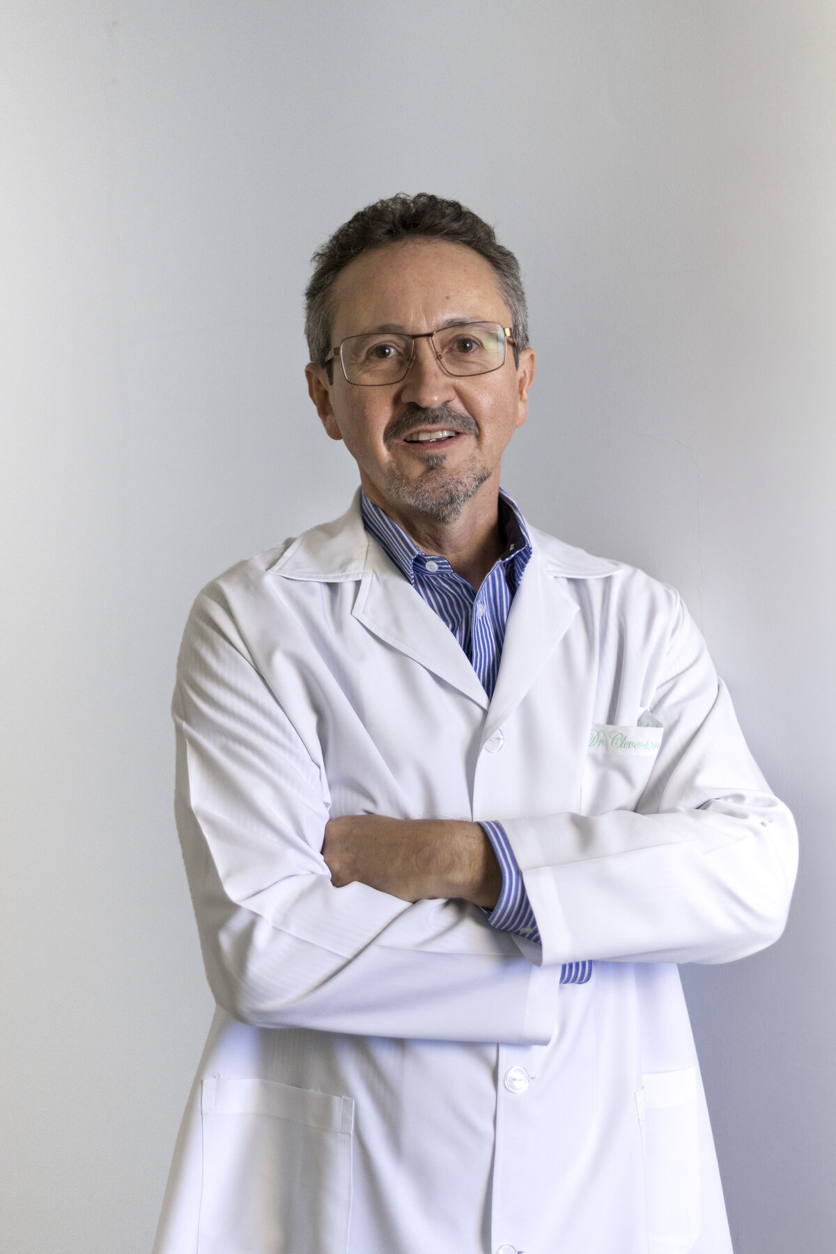 Dr. Cleverson Urcichi, gastroenterologista e cirurgião geral, em seu consultório
