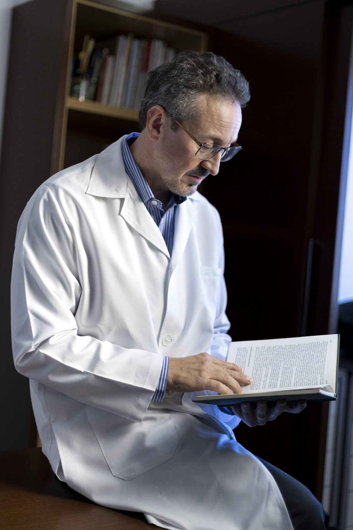 Dr. Cleverson Urcichi analisando material clínico com atenção